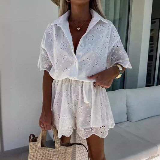 Chique romper met geborduurd kant en bloemen, knoopsluiting en riem