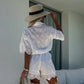 Chique romper met geborduurd kant en bloemen, knoopsluiting en riem