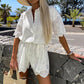 Chique romper met geborduurd kant en bloemen, knoopsluiting en riem