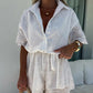 Chique romper met geborduurd kant en bloemen, knoopsluiting en riem
