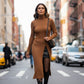 Asymmetrische gebreide coltrui-jurk met hoge split