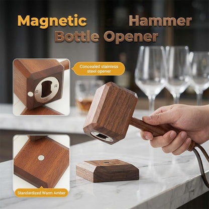 Creatieve houten flesopener in de vorm van een hamer met standaard